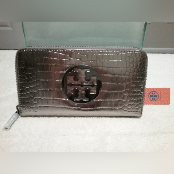 BRAND NEW Tory Burch Zippy Wallet - Picture 1 of 3